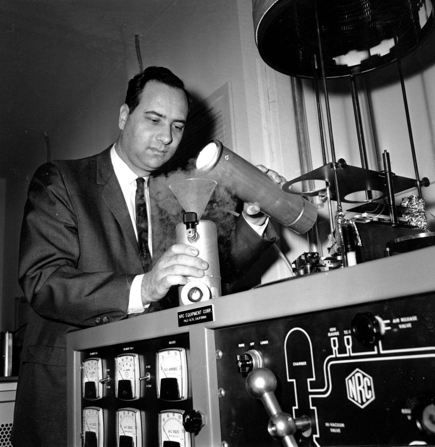 1960: Theodore Maiman